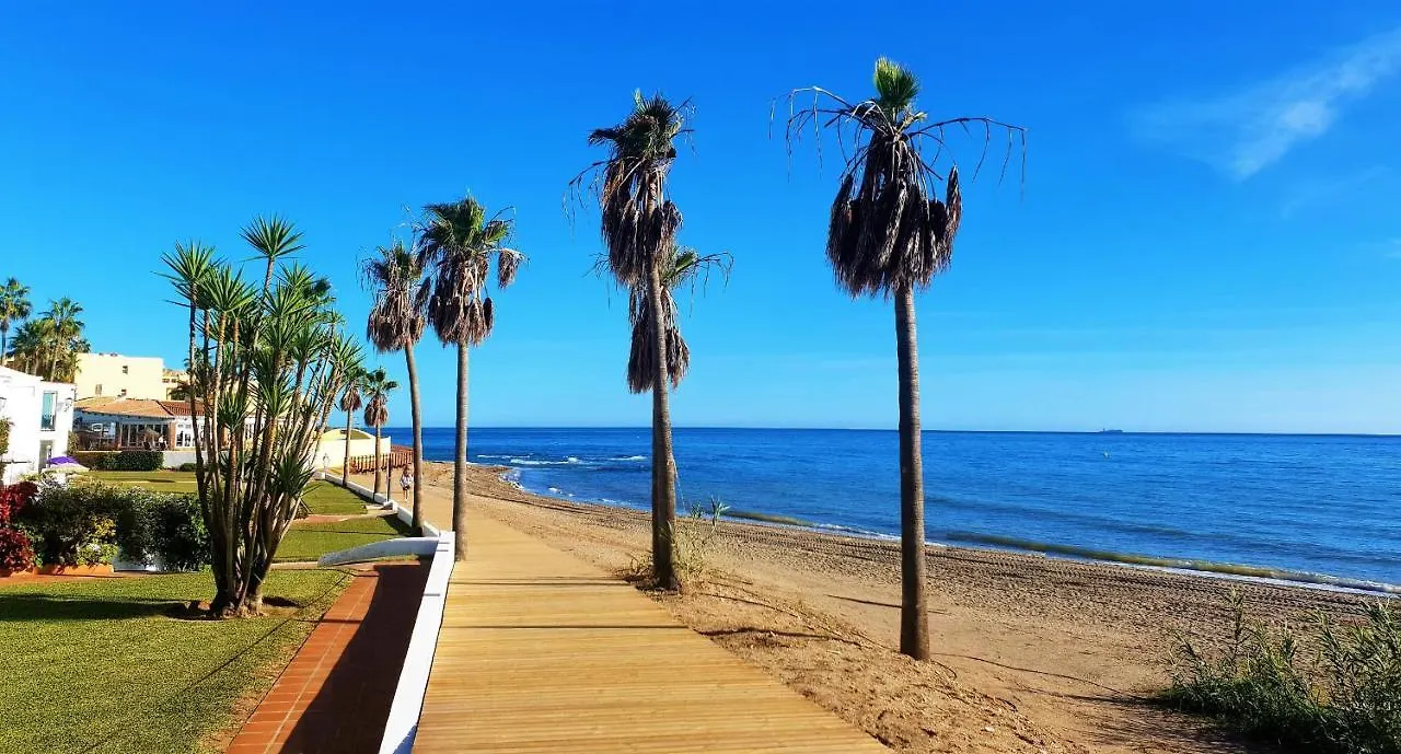 Dona Lola Micaela: Beachfront Apartment with Direct Beach Access Sitio de Calahonda